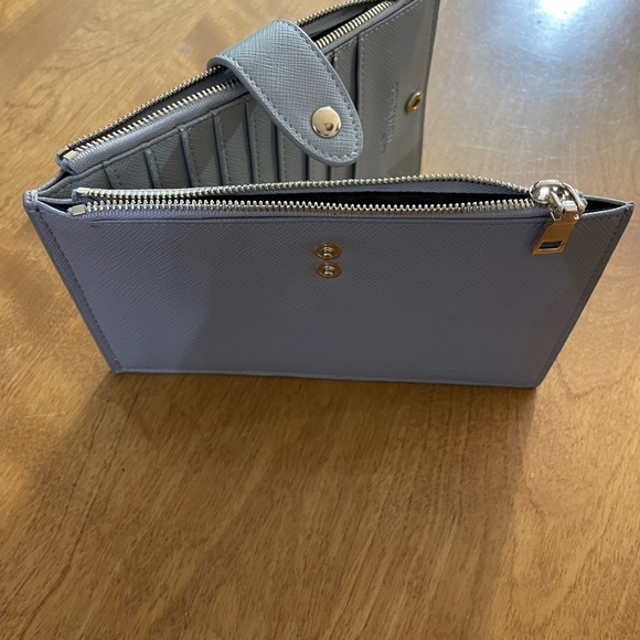 Elegant Gray Wallet with Gold Detail - Picture 8 of 10